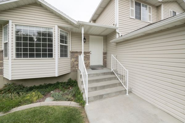 Cost of White Vinyl Siding Replacement in Chico